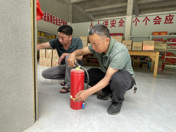 在煙花爆竹零售點對消防設施設備進行檢查_副本.jpg